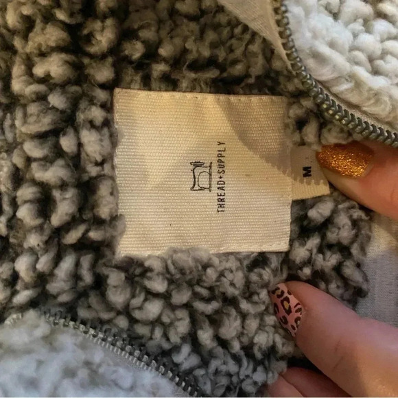 Thread and Supply Sherpa 1/4 zip pullover, medium, side pockets, sustainable - Picture 4 of 4